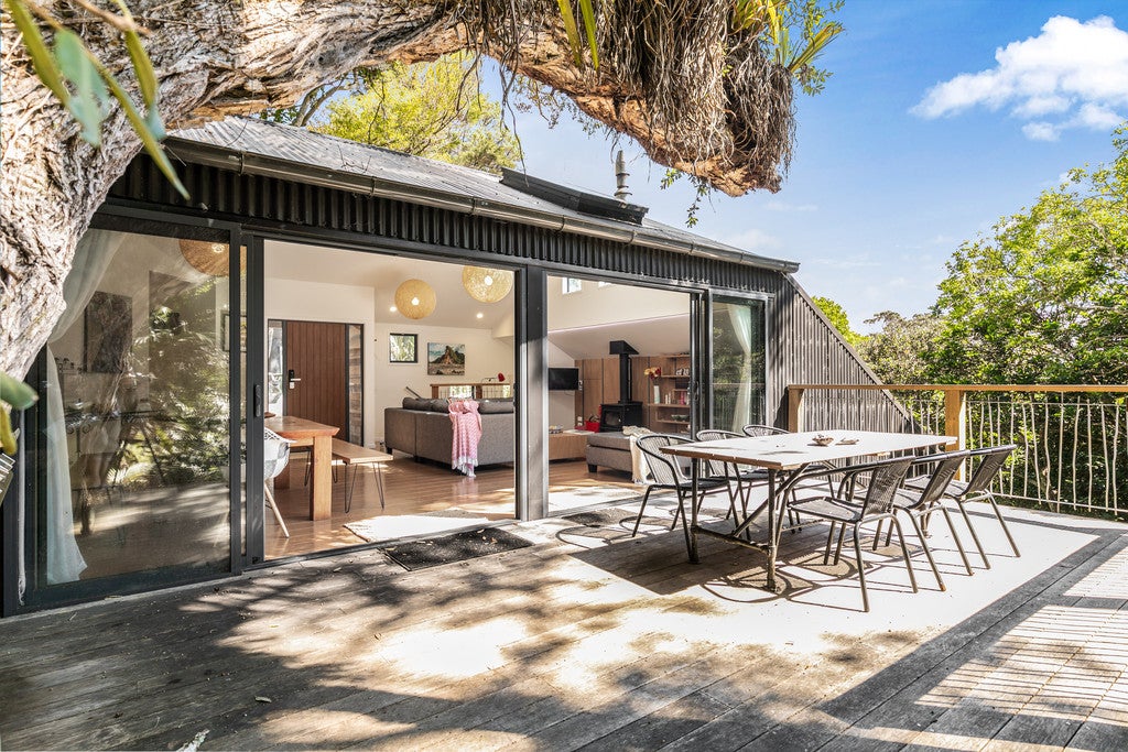 27 Hekerua Road, Oneroa, Waiheke Island - Carousel 2