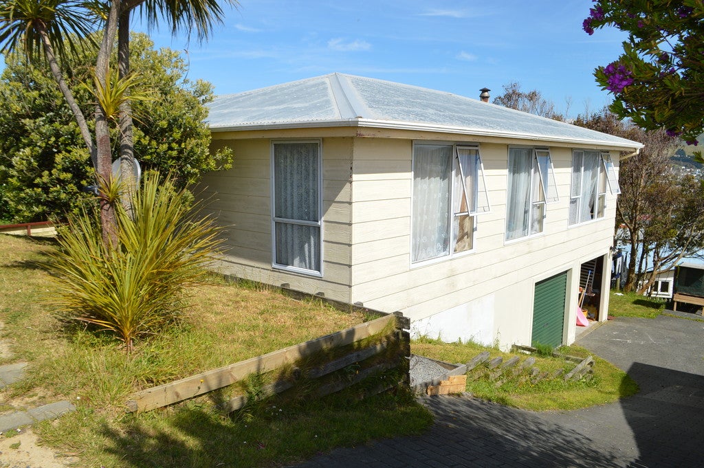 18 Almora View, Ascot Park, Porirua - Carousel 1