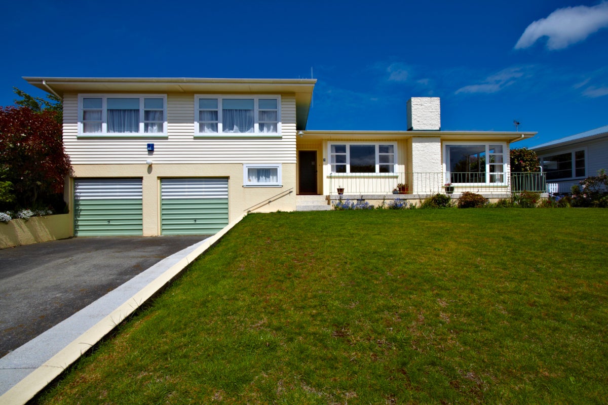 28 Churchill Avenue, Hokowhitu, Palmerston North - Carousel 1