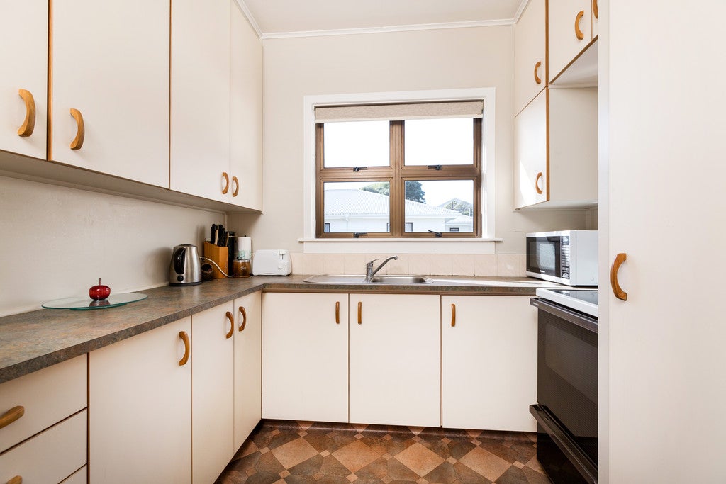 7 Moulton Street, Moturoa, New Plymouth - Carousel 2