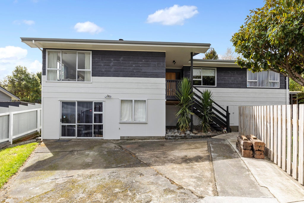 13 Snowberry Grove, Timberlea, Upper Hutt - Carousel 2