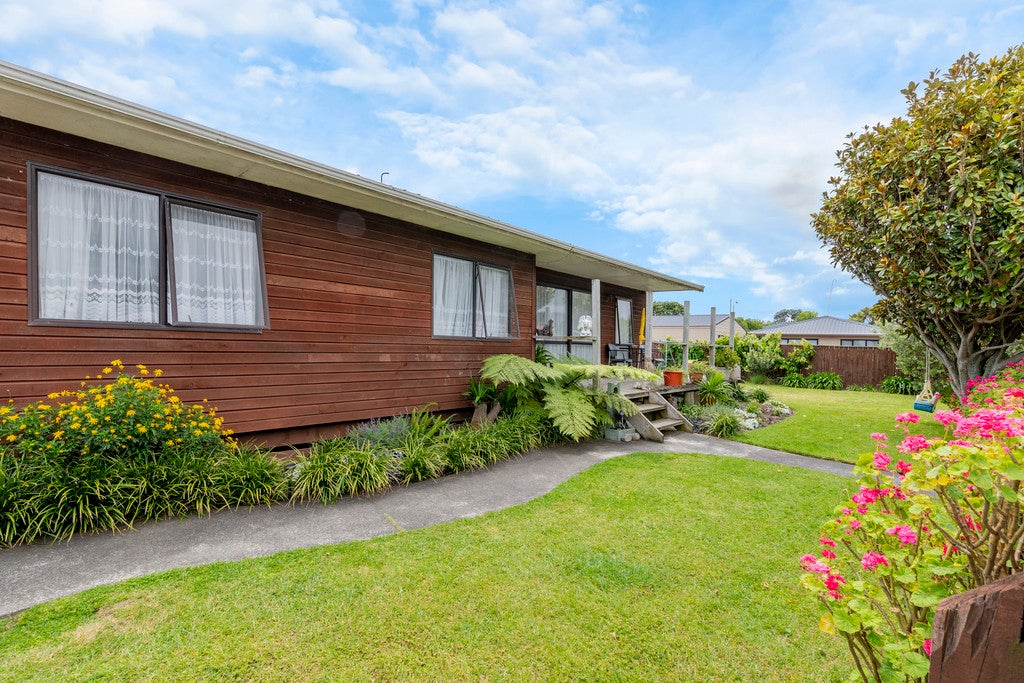 105 Queens Road, Waikanae Beach, Waikanae - Carousel 1