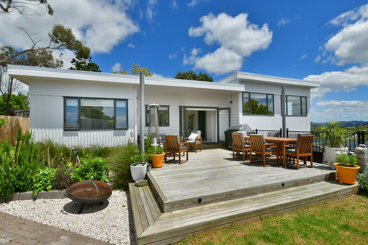 6 Brian Crescent, Stanmore Bay, Whangaparaoa - Carousel 2