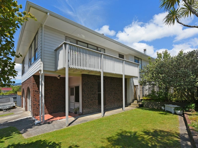 24 Brightwater Crescent, Totara Park, Upper Hutt - Carousel 1