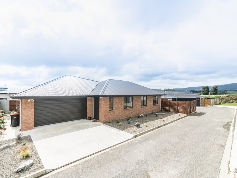 134 Johnstone Drive, Fitzherbert, Palmerston North - Carousel 1
