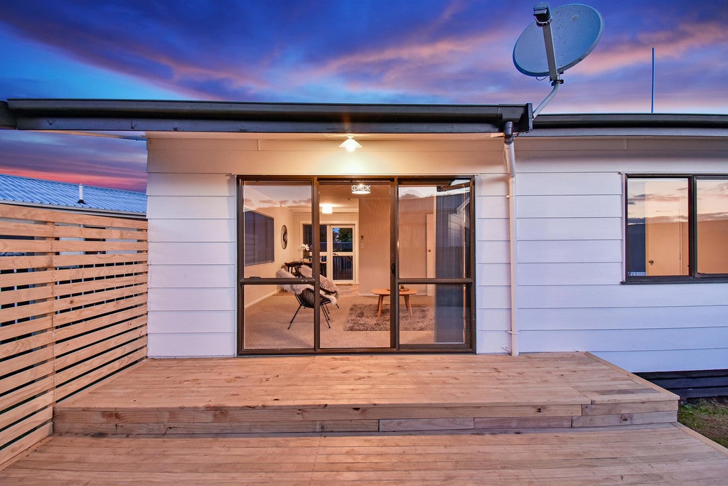 2/7 Volta Place, Clendon Park, Auckland - Carousel 1