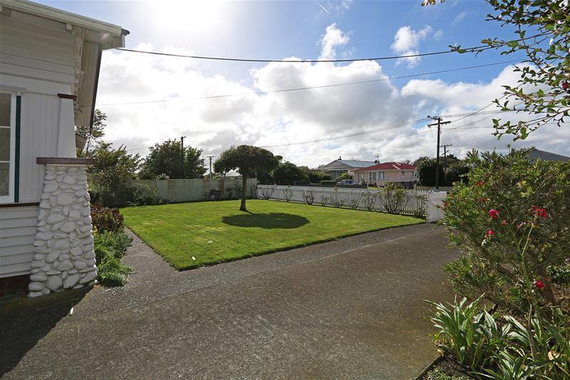25 Egmont Street, Hawera - Carousel 17