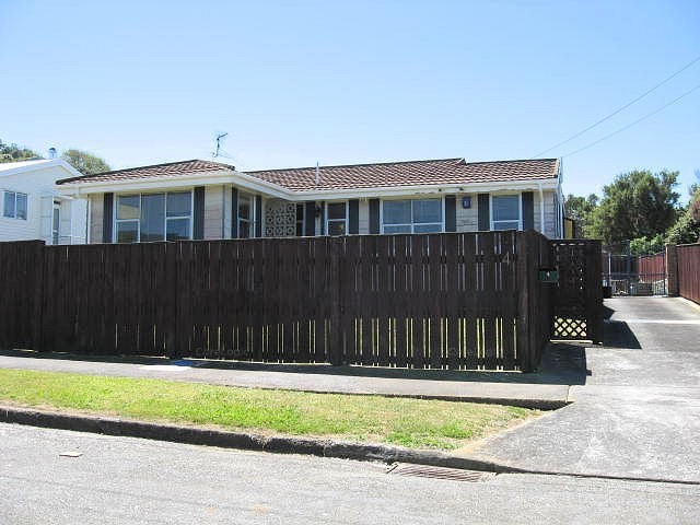 4 Mawhare Street, Titahi Bay, Porirua - Carousel 1