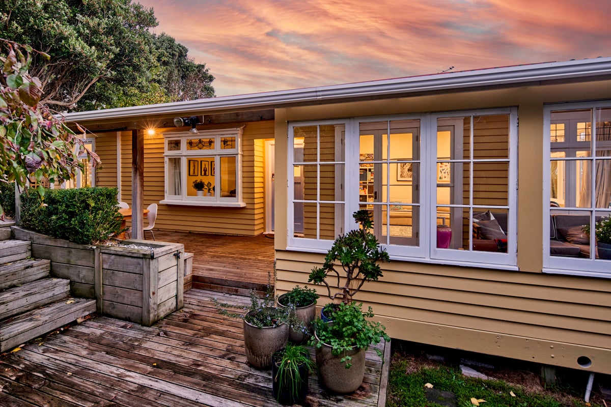 33 Totara Road, Miramar, Wellington - Carousel 1