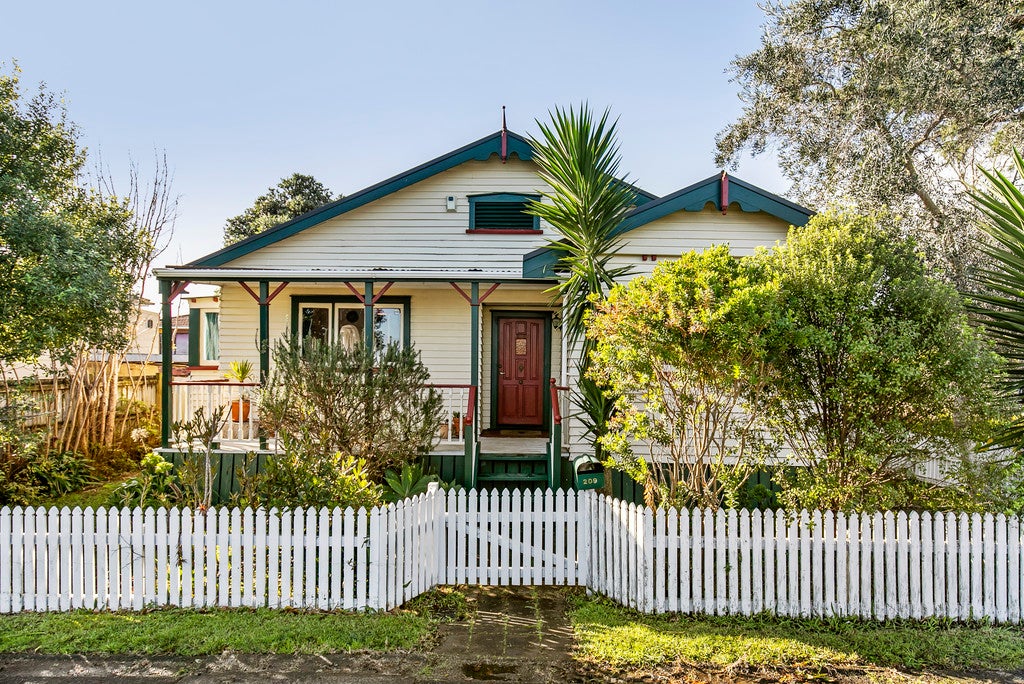 209 Te Atatu Road, Te Atatu South, Auckland - Carousel 1