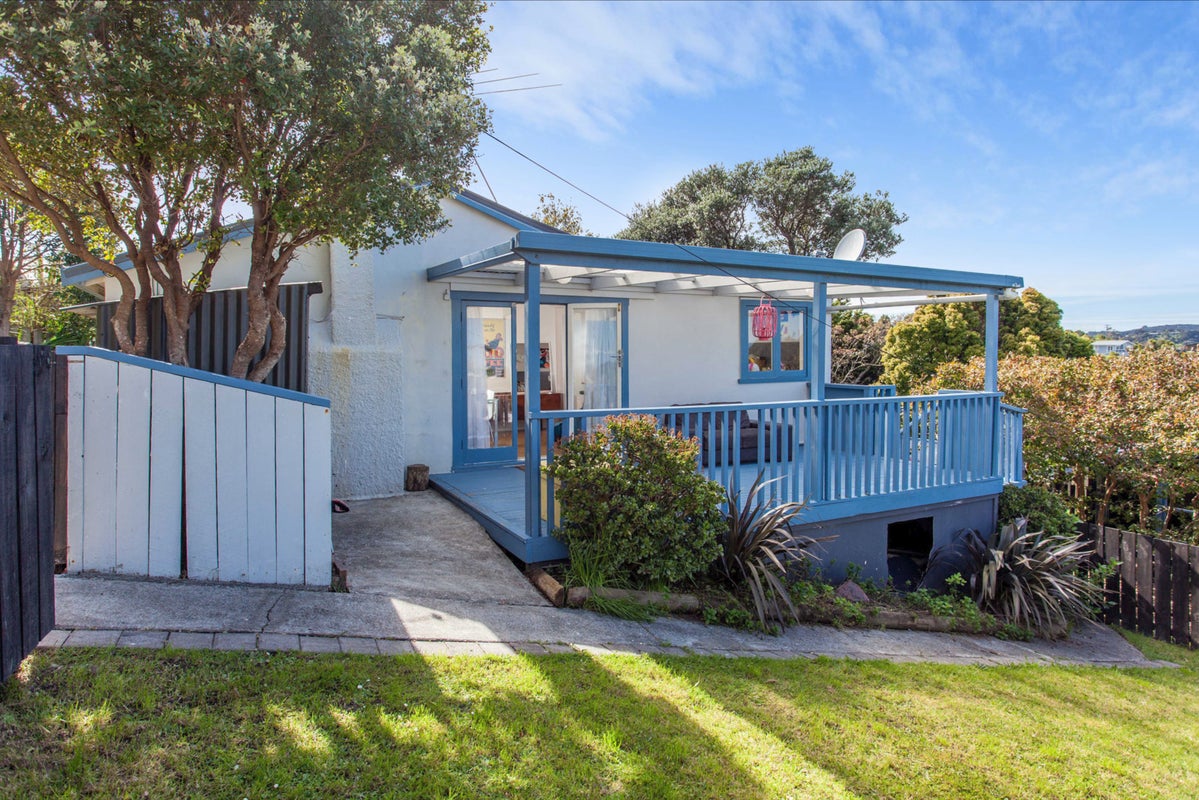 10 Wellington Road, Surfdale, Waiheke Island - Carousel 1