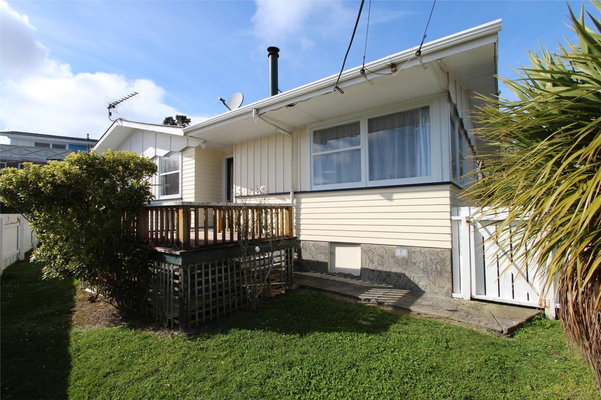 81 Beazley Avenue, Paparangi, Wellington - Carousel 1