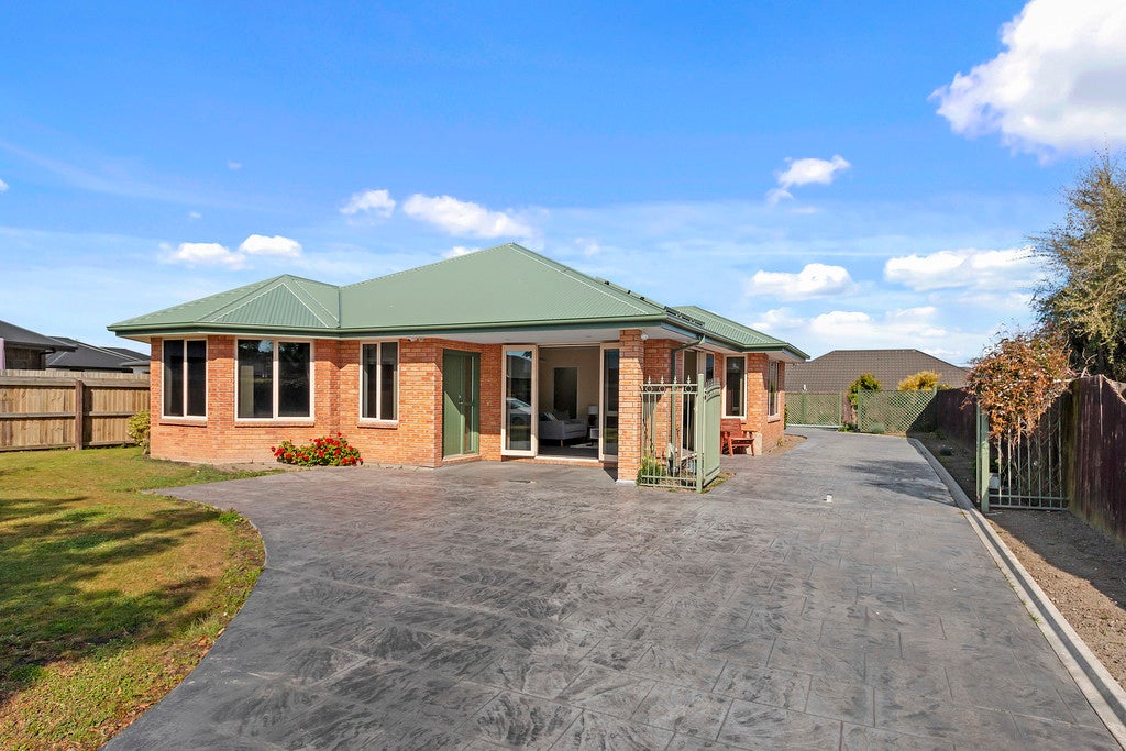 8 Blue Gum Place, New Brighton, Christchurch - Carousel 1