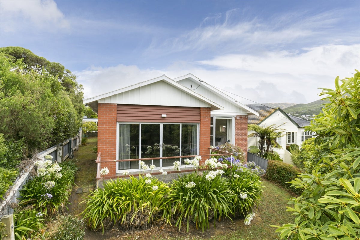 8 Aplin Terrace, Ngaio, Wellington - Carousel 1