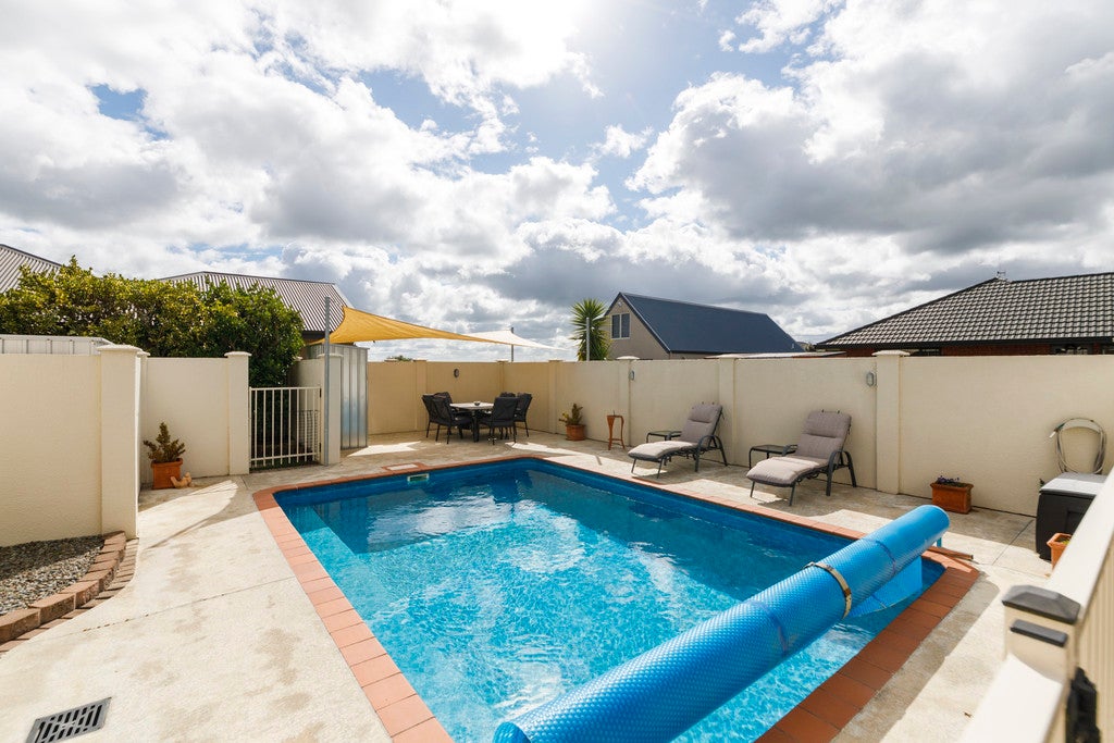 15 Sycamore Crescent, Fitzherbert, Palmerston North - Carousel 2
