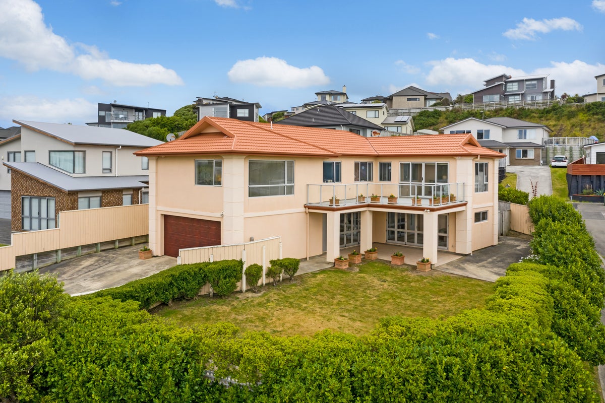 15 Aspiring Terrace, Aotea, Porirua - Carousel 1