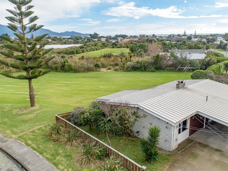 9 Queens Road, Waikanae Beach, Waikanae - Carousel 1