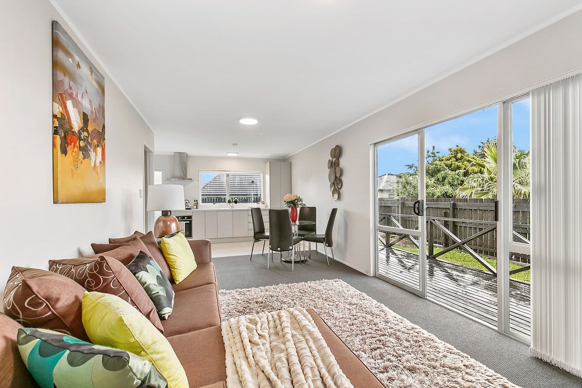 2/22 Bingara Place, Favona, Auckland - Carousel 1