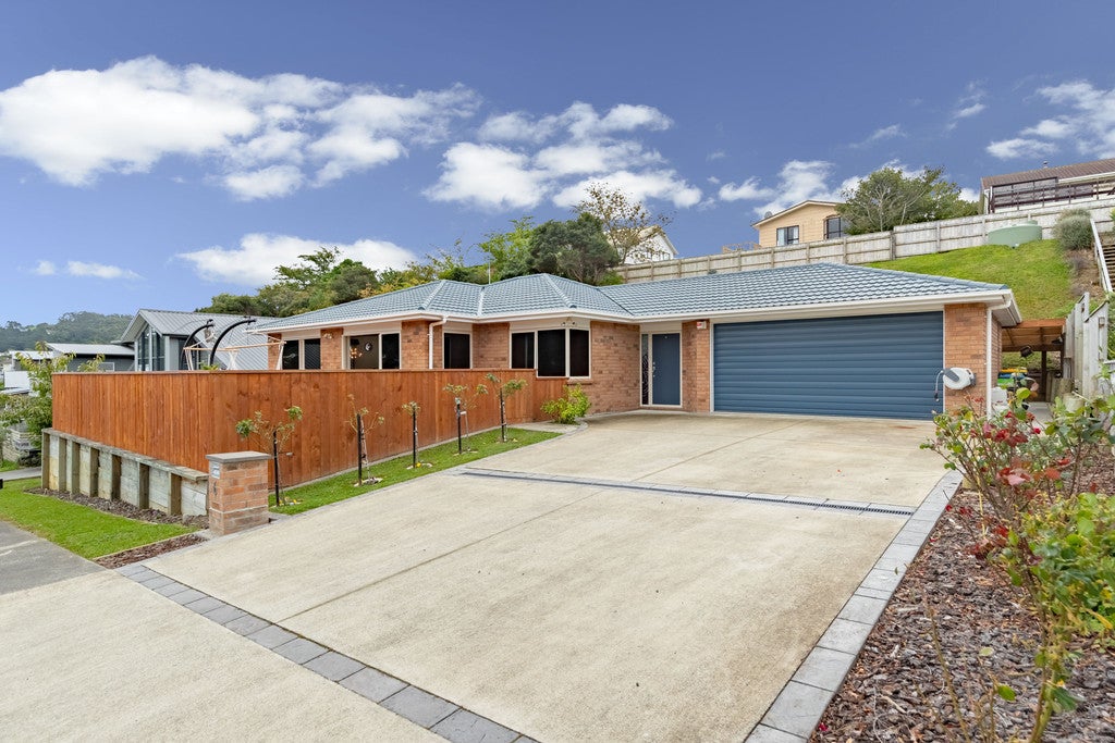 6 Flotilla Place, Whitby, Porirua - Carousel 1