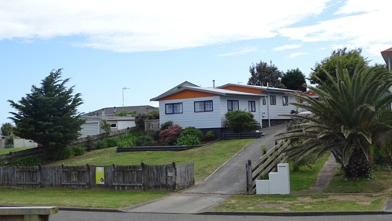 11 Aranui Avenue, Waitarere Beach, Levin - Carousel 1