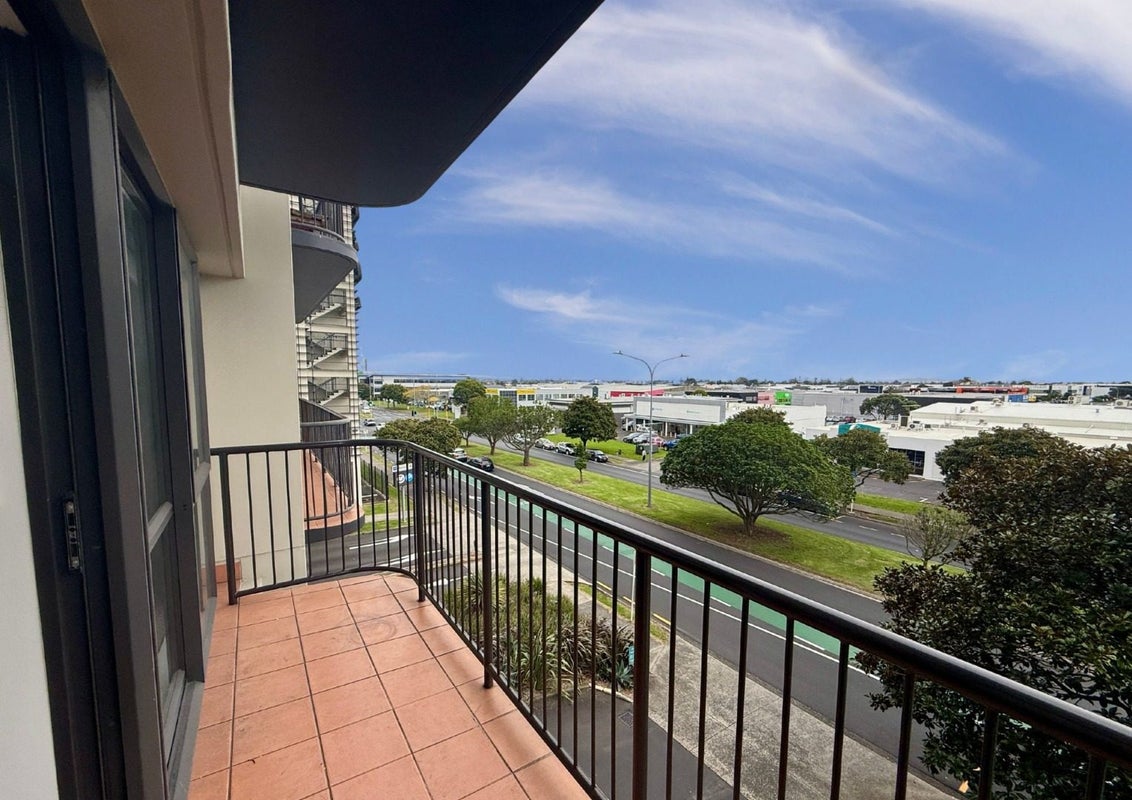 2B/18 Ronwood Avenue, Manukau, Auckland - Carousel 1