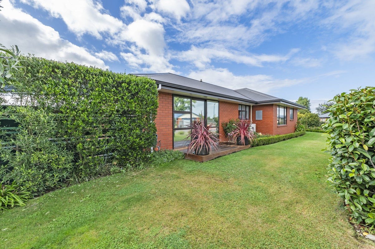 11 Stanwood Grove, Darfield, Darfield - Carousel 2
