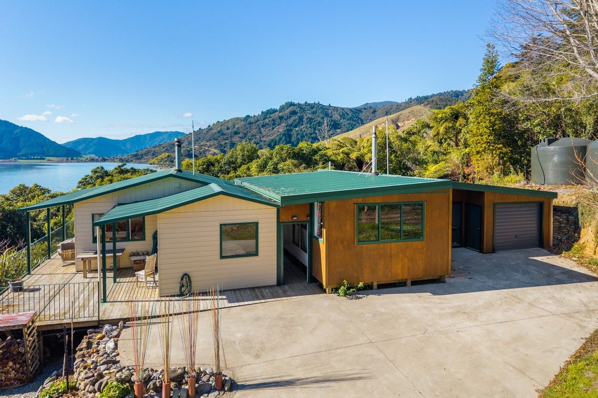 826 Queen Charlotte Drive, Havelock, Picton - Carousel 1