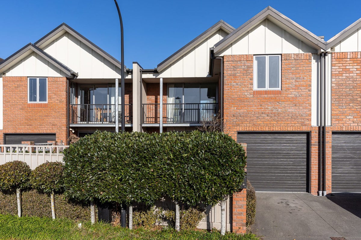 14 Henley Green, Northwood, Christchurch - Carousel 1