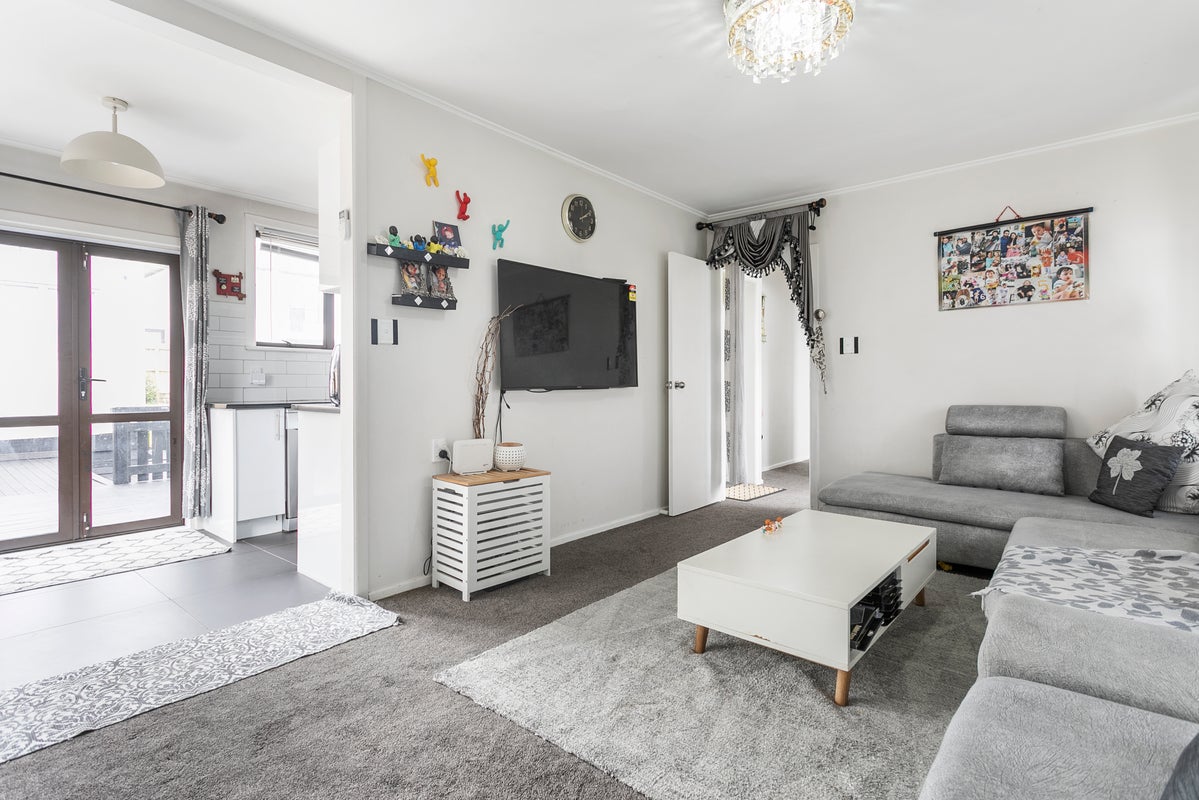 2/116 Beaumonts Way, Manurewa, Auckland - Carousel 1