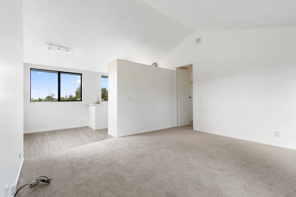 1/5 Tauhara Street, Green Bay, Auckland - Carousel 2