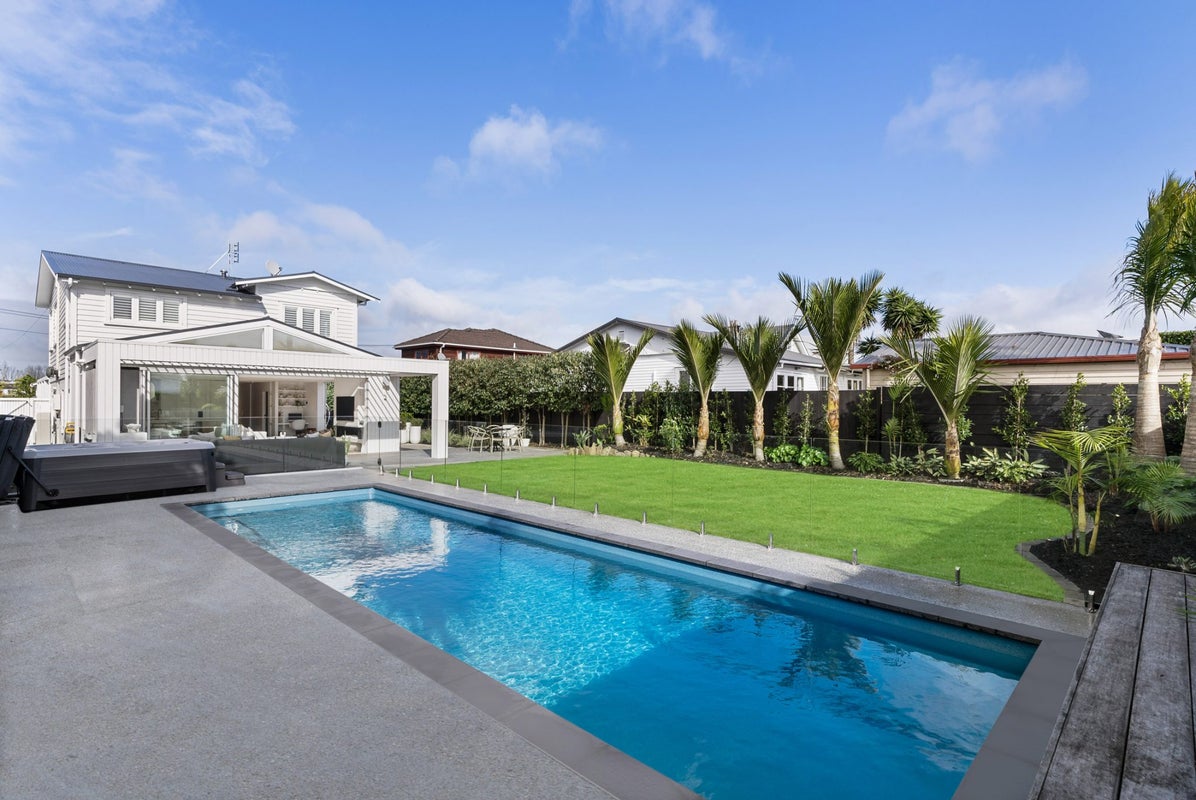 16 Johnstone Street, Point Chevalier, Auckland - Carousel 1