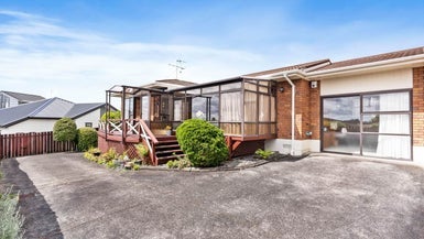 2/21 White Heron Drive, Massey, Auckland - Carousel 1