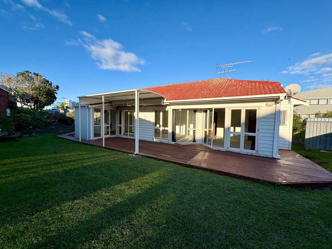 2/2 East Coast Road, Milford, Auckland - Carousel 2