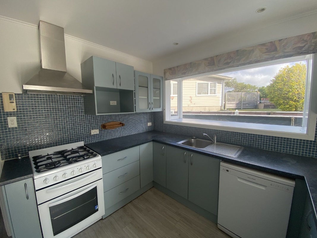 18 Glen Alton Avenue, Paparangi, Wellington - Carousel 2