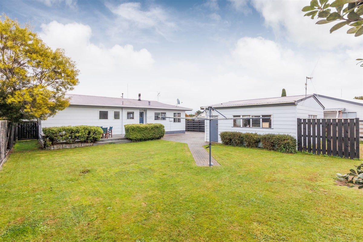 27 Rosedale Crescent, Cloverlea, Palmerston North - Carousel 13