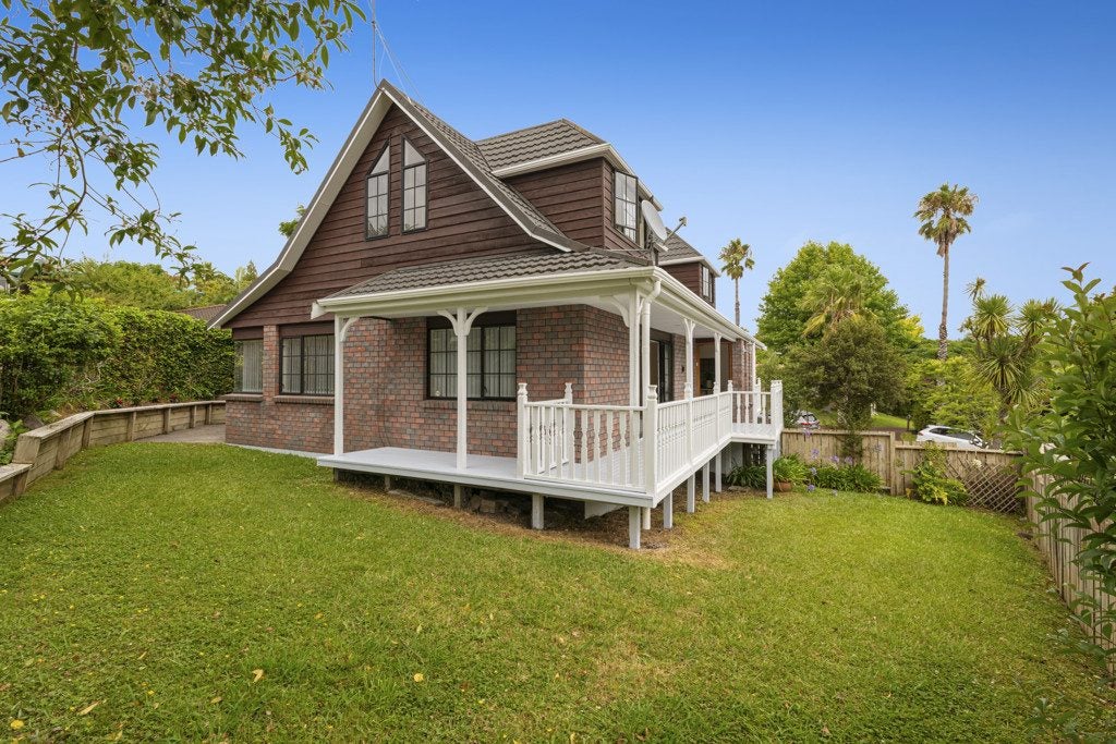 9 St Lucia Place, Unsworth Heights, Auckland - Carousel 1