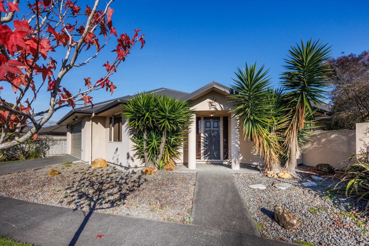 21 Cleveland Heights, Kelvin Grove, Palmerston North - Carousel 1