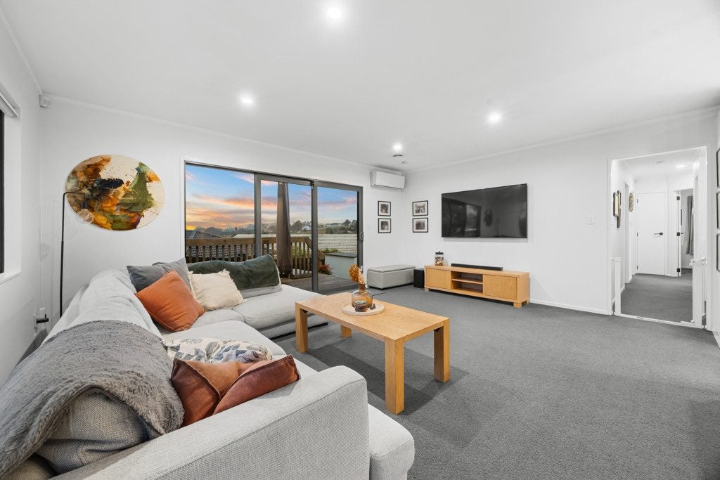 6 Cloghan Close, Massey, Auckland - Carousel 2