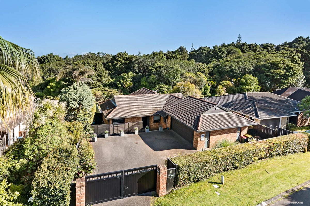 45 Ewhurst Place, Goodwood Heights, Auckland - Carousel 1