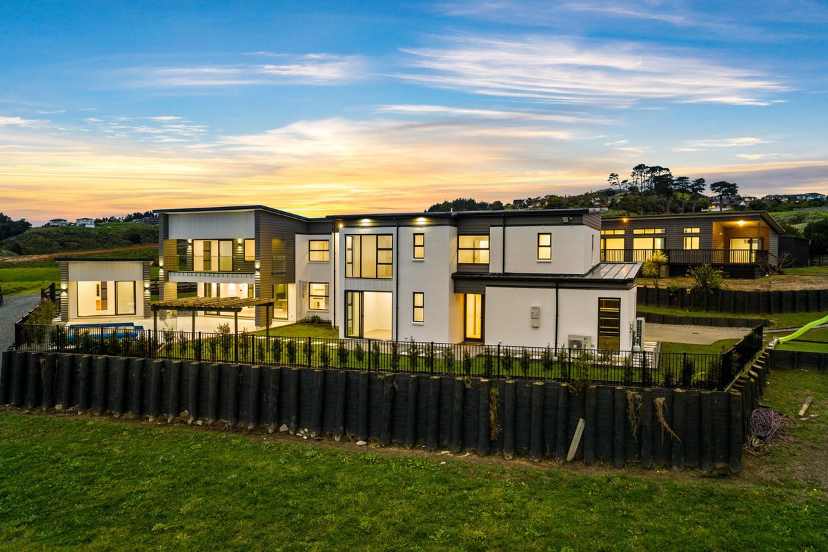 1/530 Redoubt Road, Totara Park, Auckland - Carousel 1