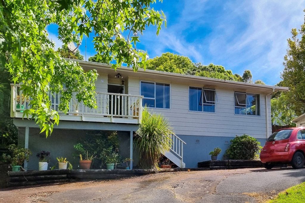 37 Trias Road, Totara Vale, Auckland - Carousel 1