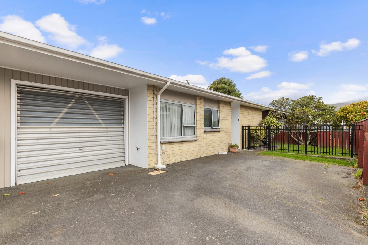 4/4 Frederick Street, Avalon, Lower Hutt - Carousel 1