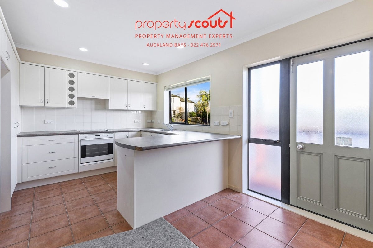 9/6 Sunnydale Place, Oteha, Auckland - Carousel 2
