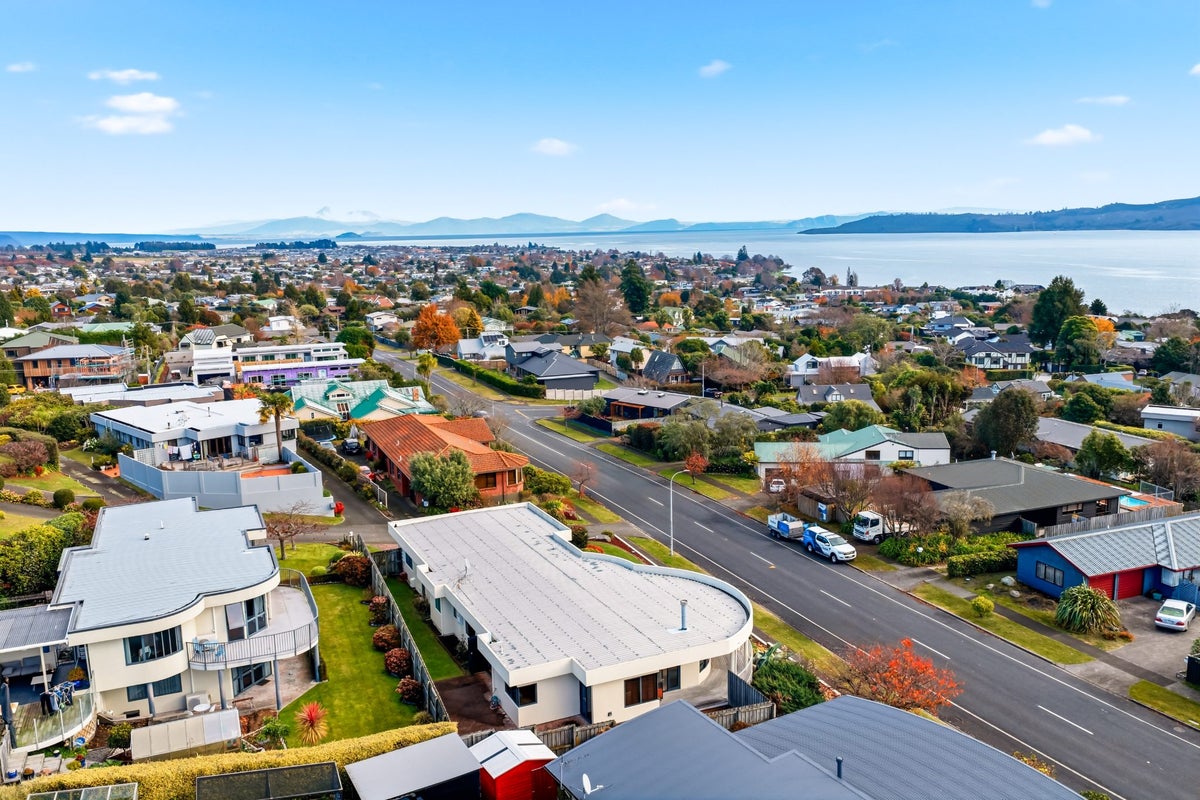 45 Arrowsmith Avenue, Waipahihi, Taupo - Carousel 16