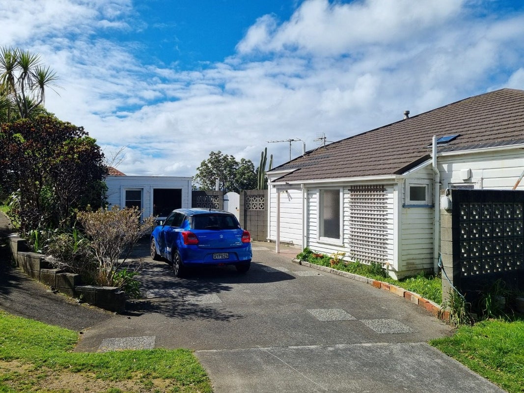 8 Hungerford Road, Lyall Bay, Wellington - Carousel 1