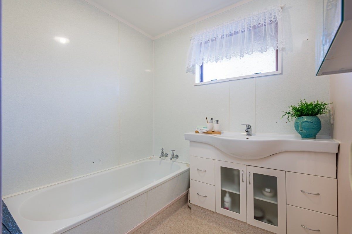 38 Maxwells Line, Awapuni, Palmerston North - Carousel 12