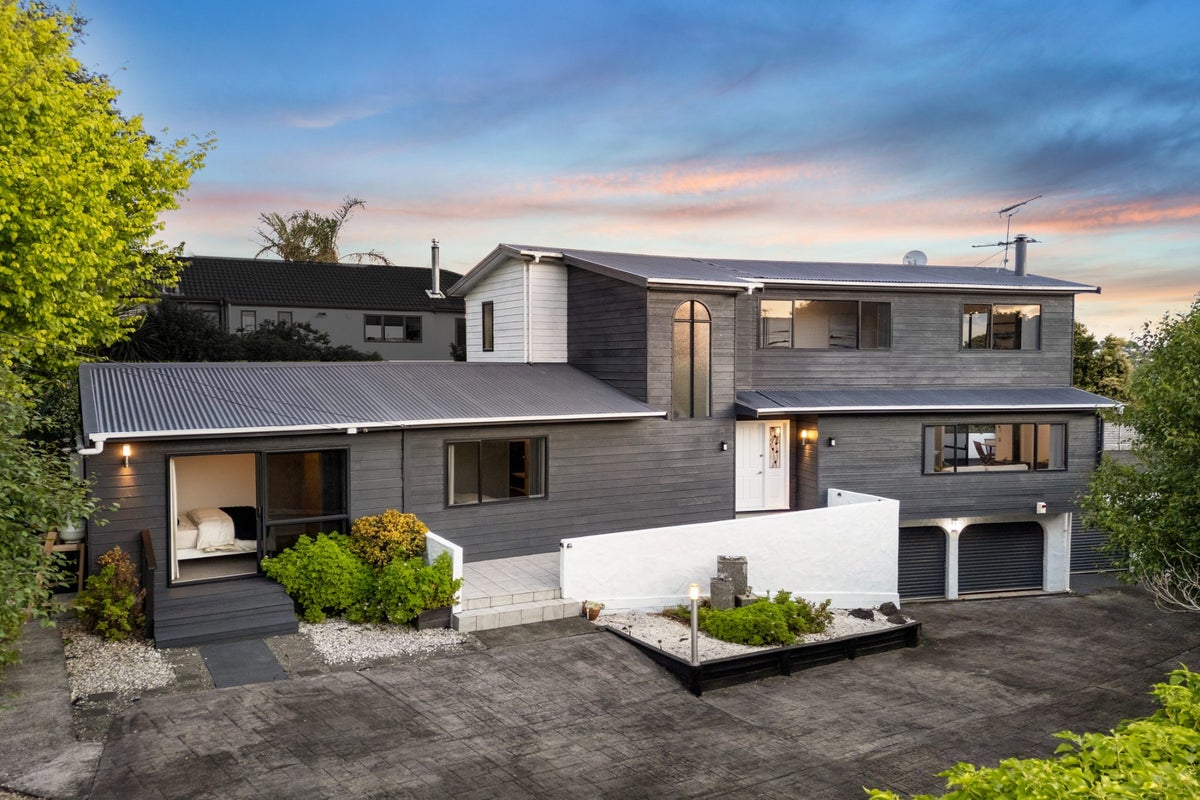 37 Cockle Bay Road, Cockle Bay, Auckland - Carousel 1