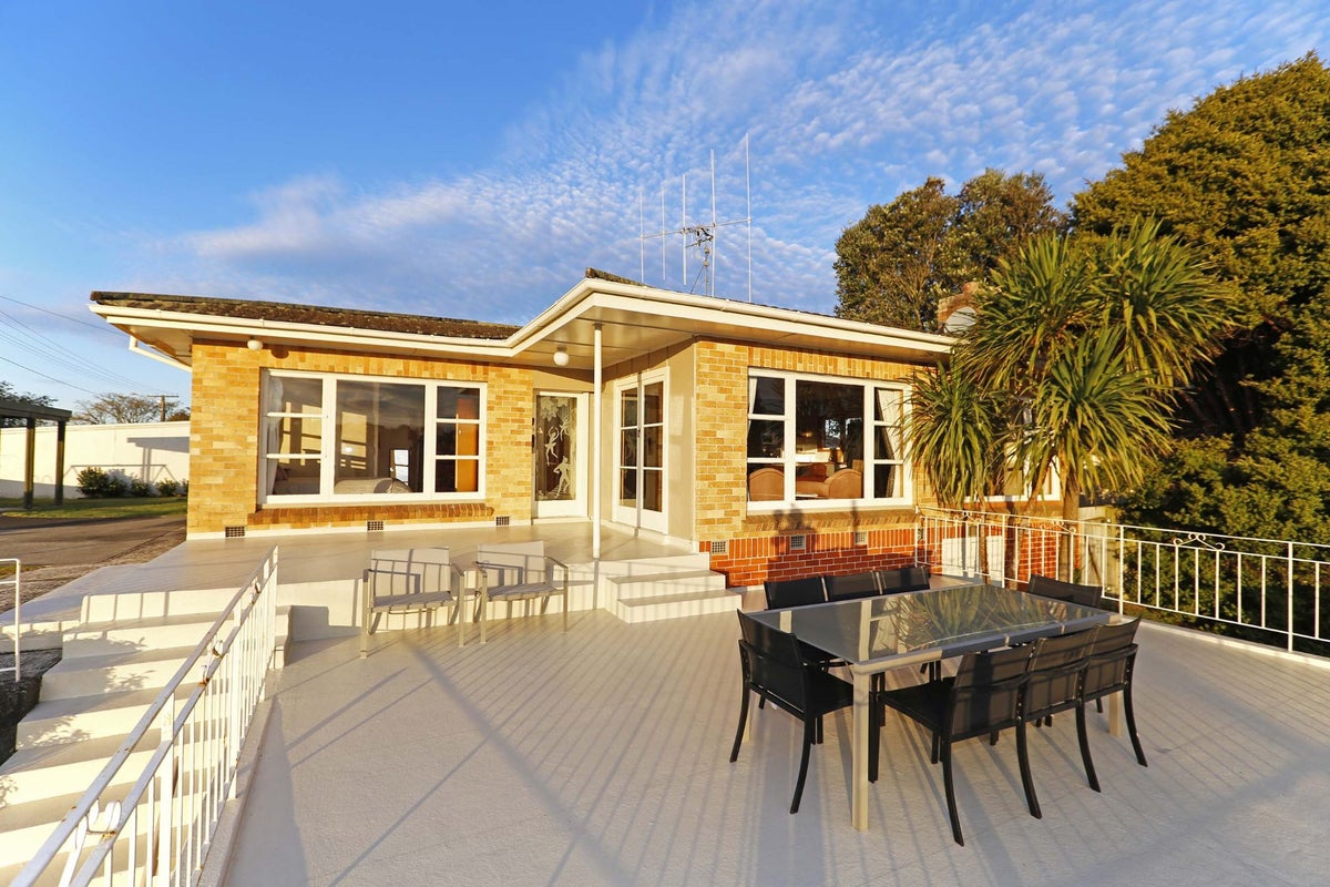 8 Brookfield Street, Hamilton East, Hamilton - Carousel 1