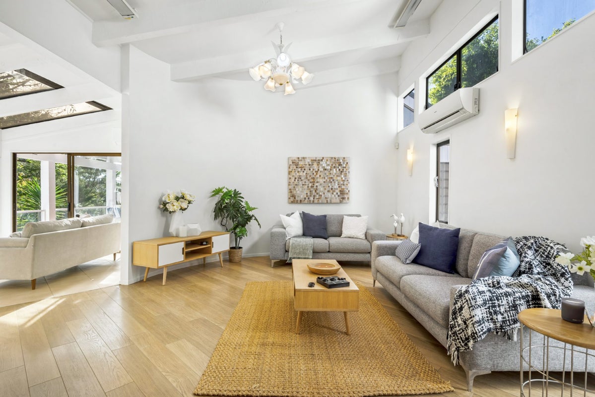 9 Saddleback Rise, Murrays Bay, Auckland - Carousel 2