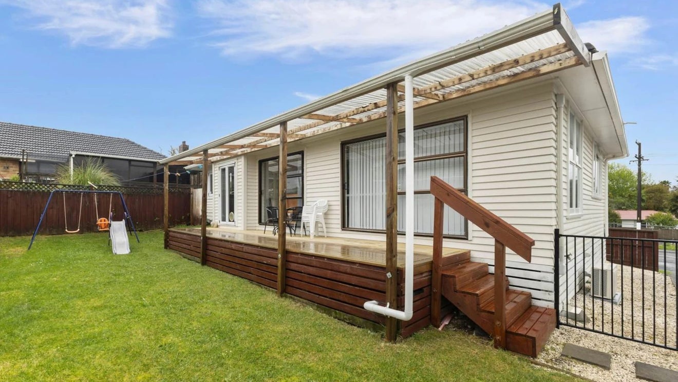 32 Buller Crescent, Manurewa, Auckland - Carousel 1